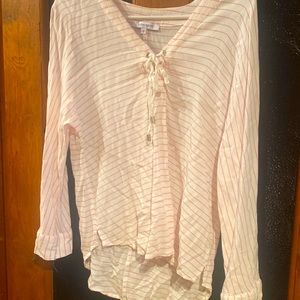 Medium long sleeve short in front longer in the back. Brand Olivaceous